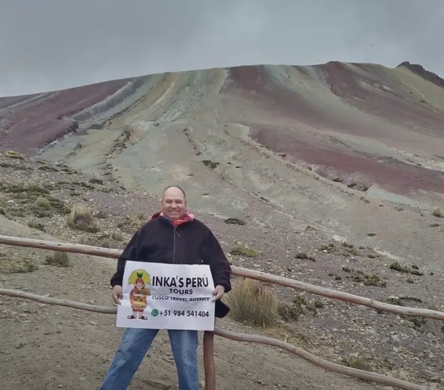 Viajeros disfrutando de paisajes andinos en Perú